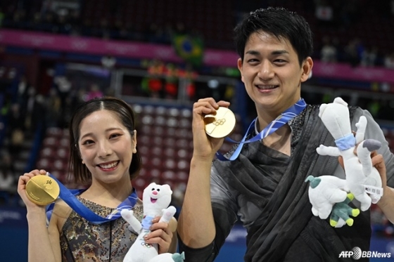 三浦陸(左)と木原隆一が金メダルを見せながら微笑んでいる。 /AFPBBNews=ニュース1