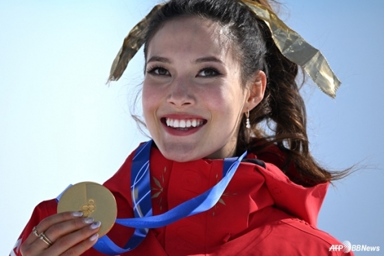 구아이링이 2026 밀라노·코르티나담페초 올림픽에서 금메달을 목에 걸고 미소짓고 있다. /AFPBBNews=뉴스1
