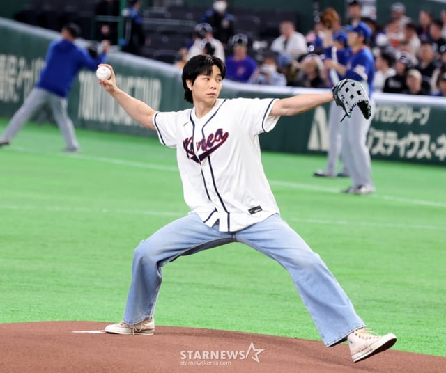 NCT 쟈니가 8일 도쿄돔에서 열린 2026 WBC 도쿄POOL 대한민국과 대만 경기를 앞두고 대한민국 승리기원 시구를 하고 있다.  026.03.08. /사진=강영조 cameratalks@