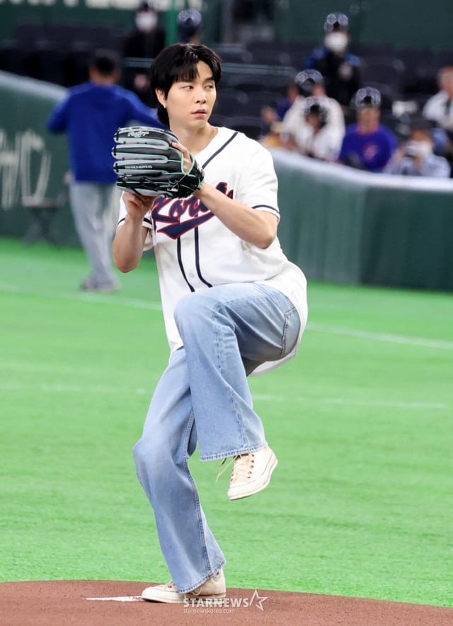 NCT 쟈니가 8일 도쿄돔에서 열린 2026 WBC 도쿄POOL 대한민국과 대만 경기를 앞두고 대한민국 승리기원 시구를 하고 있다.  026.03.08. /사진=강영조 cameratalks@