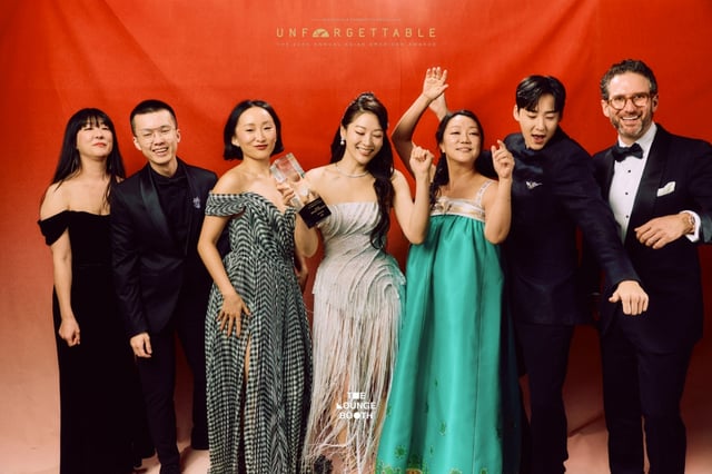 '언포게터블 갈라 어워즈(Unforgettable Gala Awards)'에서 수상의 기쁨을 함께 나누고 있는 '케이팝 데몬 헌터스'의 배우들 /사진제공=웨이브나인