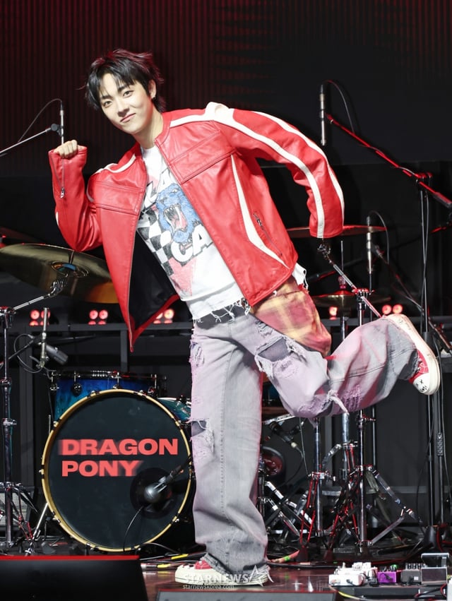 밴드 드래곤포니(DRAGON PONY) 보컬 안태규가 10일 오후 서울 마포구 예스24 원더로크홀에서 진행된 세 번째 EP ‘RUN RUN RUN'(런런런) 발매기념 쇼케이스에서 포즈를 취하고 있다. 타이틀곡 ‘아 마음대로 다 된다!’는 세상이 정한 기준이 아닌 나답게 살아가고자 하는 청춘의 뜨거운 외침을 담은 곡이다. /2026.03.10 /사진=이동훈 photoguy@