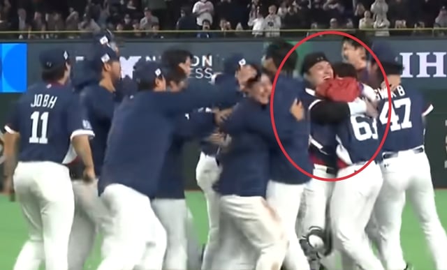 극적 8강 진출 확정 후 박동원과 김택연(빨간색 원)이 포옹을 나누고 있다. /사진=유튜브 채널 스탐 영상 갈무리