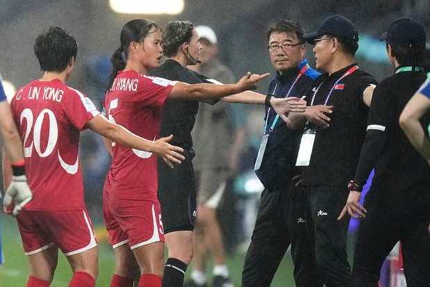 북한 여자대표팀 선수들이 중국과 2026 아시아축구연맹(AFC) 여자 아시안컵 조별리그 3차전 경기 중 항의하고 있다. /사진=시나스포츠 갈무리