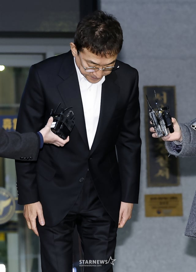 (서울=뉴스1) 박정호 기자 = 음주운전을 시인한 배우 이재룡이 10일 오후 서울 강남경찰서 교통조사계에서 피의자 신분으로 조사를 받고 나와 고개 숙여 사과하고 있다. 이 씨는 지난 6일 오후 11시쯤 서울 지하철 9호선 삼성중앙역 인근에서 차량을 몰다 중앙분리대를 들이받고 도주한 혐의를 받는다. 2026.3.10/뉴스1 Copyright © 뉴스1. All rights reserved. 무단 전재 및 재배포, AI학습 이용 금지. /사진=(서울=뉴스1) 박정호 기자