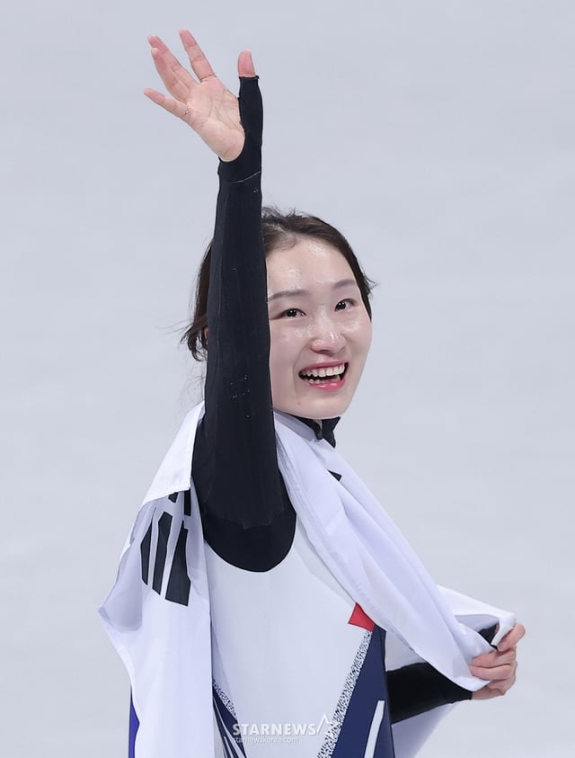 (밀라노=뉴스1) 김성진 기자 = 쇼트트랙 최민정이 20일(현지시간) 이탈리아 밀라노 아이스 스케이팅 아레나에서 열린 2026 밀라노·코르티나담페초 동계올림픽 쇼트트랙 여자 1500m 결승에서 은메달을 확보한 후 태극기를 두르고 인사하고 있다. 2026.2.21/뉴스1 Copyright © 뉴스1. All rights reserved. 무단 전재 및 재배포, AI학습 이용 금지. /사진=(밀라노=뉴스1) 김성진 기자