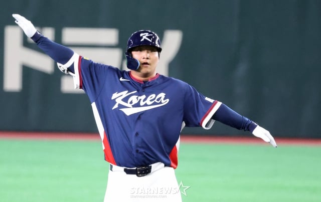 야구 대표팀 문보경이 9일 도쿄돔에서 열린 2026 WBC 도쿄POOL 대한민국과 호주 경기 3회초 1사 2루에서 2루타로 출루해 세리머니를 펼치고 있다. /사진=강영조 선임기자