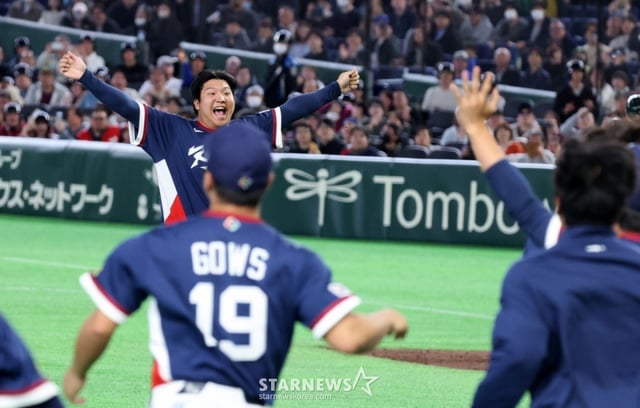 야구 대표팀 문보경이 9일 도쿄돔에서 열린 2026 WBC 도쿄POOL 대한민국과 호주 경기 9회말 호주의 마지막 타자의 플라이를 직접 처리한 후 글러브를 던지며 환호하고  있다. /사진=강영조 선임기자
