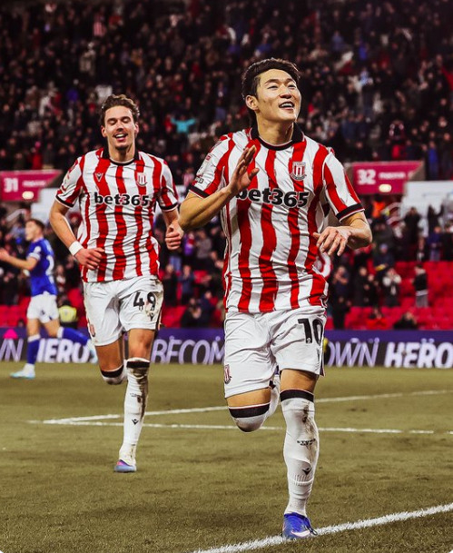 Bae Joon-ho (right) is happy to score a goal. /Photo =Stoke City official SNS Source