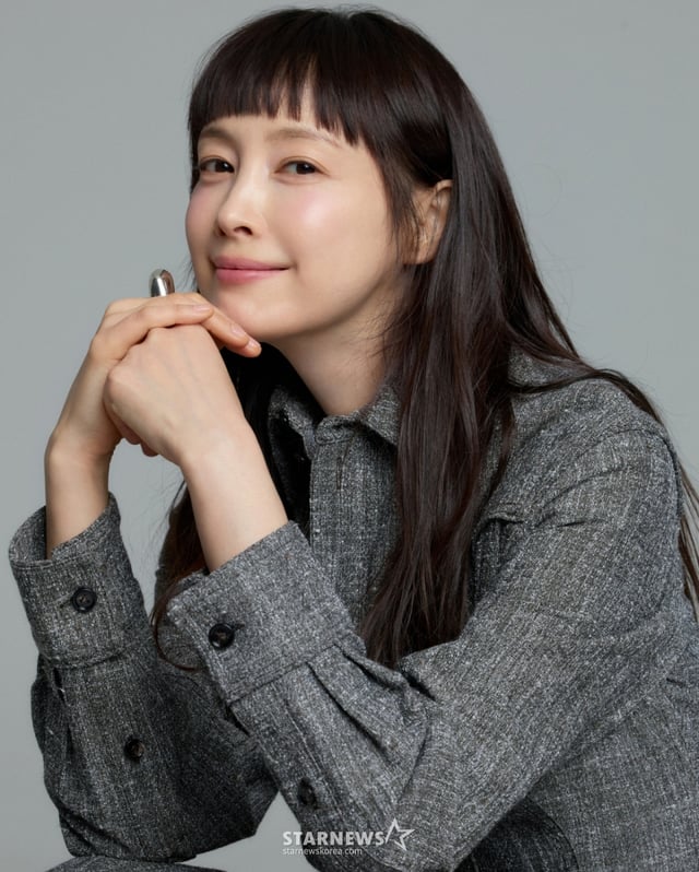 ENA 드라마 '아너'의 배우 이나영이 11일 서울 종로구 삼청동에서 진행된 라운드 인터뷰를 위해 포즈를 취하고 있다. /사진제공=이든나인/2026.03.11 /사진=김휘선 hwijpg@