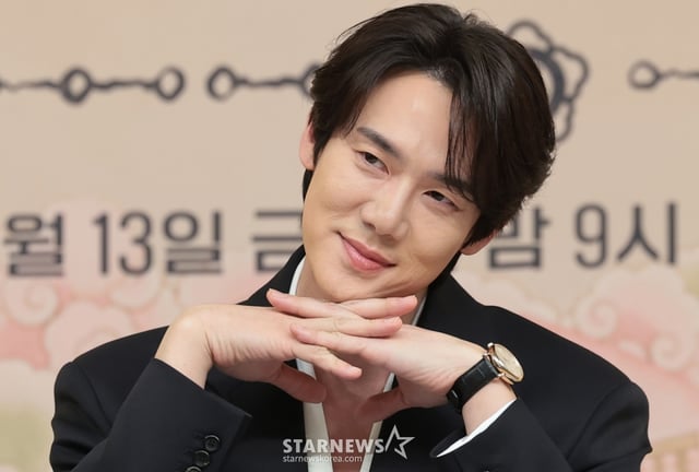(서울=뉴스1) 권현진 기자 = 배우 유연석이 11일 서울 양천구 목동 SBS에서 열린 새 금토드라마 '신이랑 법률사무소'(극본 김가영, 강철규/ 연출 신중훈) 제작발표회에 참석해 포즈를 취하고 있다. '신이랑 법률사무소'는 망자의 한을 통쾌하게 풀어주는 '신들린 변호사' 신이랑(유연석 분)과 승소에 모든 것을 건 '냉혈 엘리트 변호사' 한나현(이솜 분)의 기묘하고도 따뜻한 한풀이 어드벤처를 그린 드라마다. 2026.3.11/뉴스1 Copyright © 뉴스1. All rights reserved. 무단 전재 및 재배포, AI학습 이용 금지. /사진=(서울=뉴스1) 권현진 기자