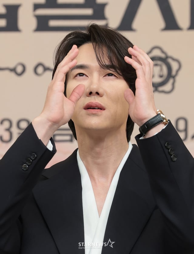 (서울=뉴스1) 권현진 기자 = 배우 유연석이 11일 서울 양천구 목동 SBS에서 열린 새 금토드라마 '신이랑 법률사무소'(극본 김가영, 강철규/ 연출 신중훈) 제작발표회에 참석해 포즈를 취하고 있다. '신이랑 법률사무소'는 망자의 한을 통쾌하게 풀어주는 '신들린 변호사' 신이랑(유연석 분)과 승소에 모든 것을 건 '냉혈 엘리트 변호사' 한나현(이솜 분)의 기묘하고도 따뜻한 한풀이 어드벤처를 그린 드라마다. 2026.3.11/뉴스1 Copyright © 뉴스1. All rights reserved. 무단 전재 및 재배포, AI학습 이용 금지. /사진=(서울=뉴스1) 권현진 기자