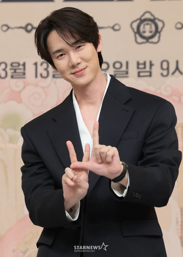 (서울=뉴스1) 권현진 기자 = 배우 유연석이 11일 서울 양천구 목동 SBS에서 열린 새 금토드라마 '신이랑 법률사무소'(극본 김가영, 강철규/ 연출 신중훈) 제작발표회에 참석해 포즈를 취하고 있다. '신이랑 법률사무소'는 망자의 한을 통쾌하게 풀어주는 '신들린 변호사' 신이랑(유연석 분)과 승소에 모든 것을 건 '냉혈 엘리트 변호사' 한나현(이솜 분)의 기묘하고도 따뜻한 한풀이 어드벤처를 그린 드라마다. 2026.3.11/뉴스1 Copyright © 뉴스1. All rights reserved. 무단 전재 및 재배포, AI학습 이용 금지. /사진=(서울=뉴스1) 권현진 기자