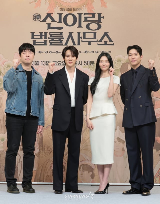 (서울=뉴스1) 권현진 기자 = 신중훈 PD(왼쪽부터)와 배우 유연석, 이솜, 김경남이 11일 서울 양천구 목동 SBS에서 열린 새 금토드라마 '신이랑 법률사무소'(극본 김가영, 강철규/ 연출 신중훈) 제작발표회에 참석해 포즈를 취하고 있다. '신이랑 법률사무소'는 망자의 한을 통쾌하게 풀어주는 '신들린 변호사' 신이랑(유연석 분)과 승소에 모든 것을 건 '냉혈 엘리트 변호사' 한나현(이솜 분)의 기묘하고도 따뜻한 한풀이 어드벤처를 그린 드라마다. 2026.3.11/뉴스1 Copyright © 뉴스1. All rights reserved. 무단 전재 및 재배포, AI학습 이용 금지. /사진=(서울=뉴스1) 권현진 기자