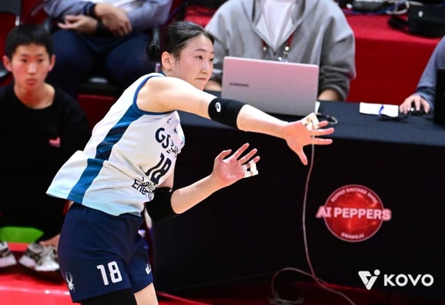 GS Caltex's Kwon Min-ji is putting in a strong spike in the match against Pepper Savings Bank. /Photo = Courtesy of KOVO