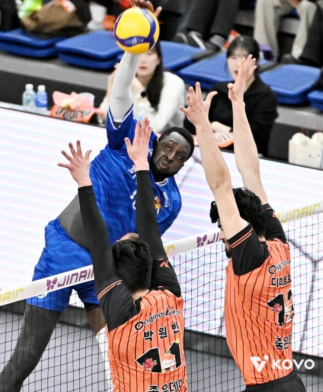 KEPCO Benon (left) is making a strong spike ahead of OK Savings Bank's double blocker. /Photo = Courtesy of KOVO