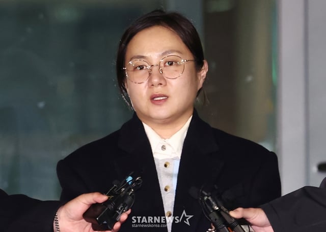 (서울=뉴스1) 김민지 기자 = 전직 매니저들에게 갑질을 했다는 등의 의혹에 휩싸인 개그우먼 박나래가 서울 강남경찰서에서 피고발인 조사를 마치고 나오며 취재진 질의에 답변하고 있다. 2026.2.20/뉴스1  Copyright © 뉴스1. All rights reserved. 무단 전재 및 재배포,  AI학습 이용 금지. /사진=(서울=뉴스1) 김민지 기자