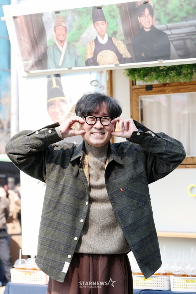 장항준 감독이 12일 오후 서울 중구 프레스센터 앞 광장에서 영화 '왕과 사는 남자' 흥행 감사 커피차 이벤트를 진행하고 있다. '왕과 사는 남자'는 개봉 36일째인 11일 관객수 1200만명을 넘어섰다. 이로써 '파묘'(1191만4869명)를 꺾고 역대 박스오피스 20위에 안착했다. /2026.03.12 /사진=김휘선 hwijpg@