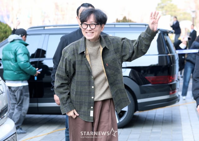 장항준 감독이 12일 오후 서울 중구 프레스센터 앞 광장에서 진행된 영화 '왕과 사는 남자' 흥행 감사 커피차 이벤트를 위해 광장으로 들어서고 있다. '왕과 사는 남자'는 개봉 36일째인 11일 관객수 1200만명을 넘어섰다. 이로써 '파묘'(1191만4869명)를 꺾고 역대 박스오피스 20위에 안착했다. /2026.03.12 /사진=김휘선 hwijpg@