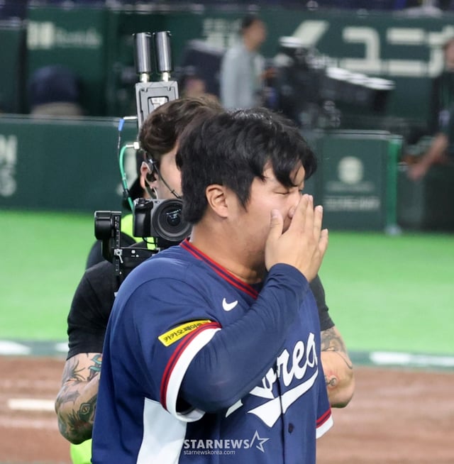 South Korea's national baseball team Moon Bo-kyung is shedding tears of emotion after winning the 2026 WBC Tokyo POOL match against South Korea and Australia at Tokyo Dome on the 9th. /Photo = Senior Reporter Kang Young-jo