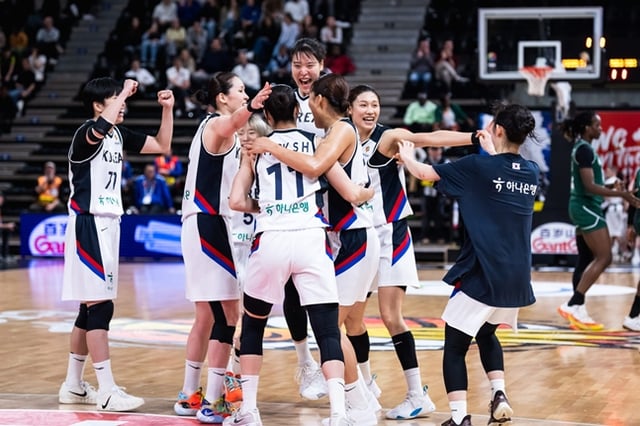 The delighted women's basketball team. /Photo = FIBA official website