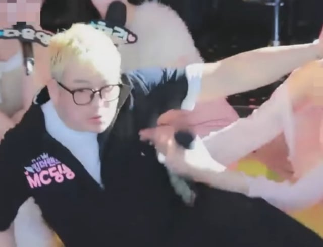 생방송 중 여성 BJ의 머리채를 잡은 MC딩동 /사진=인터넷 방송 화면 캡처