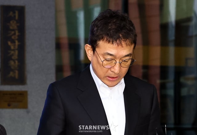 [서울=뉴시스] 최진석 기자 = 도로교통법 위반(음주운전·사고후미조치) 혐의를 받고 있는 배우 이재룡이 10일 서울 강남경찰서에서 피의자 조사를 마친 뒤 귀가하고 있다. 2026.03.10. myjs@newsis.com /사진=최진석