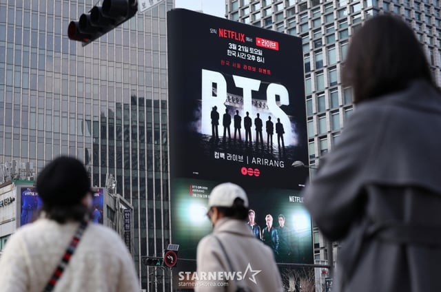 (서울=뉴스1) 김성진 기자 = 방탄소년단(BTS)의 컴백 라이브 공연을 앞두고 서울 종로구 광화문광장 인근 전광판에 BTS 컴백 공연 광고가 나오고 있다.  약 3년 9개월 만에 컴백하는 방탄소년단(BTS)의 공연은 오는 21일 오후 8시 광화문 광장 일대에서 ‘BTS 컴백 라이브: 아리랑(ARIRANG)’이라는 타이틀로 개최된다.  2026.3.12/뉴스1  Copyright © 뉴스1. All rights reserved. 무단 전재 및 재배포,  AI학습 이용 금지. /사진=(서울=뉴스1) 김성진 기자