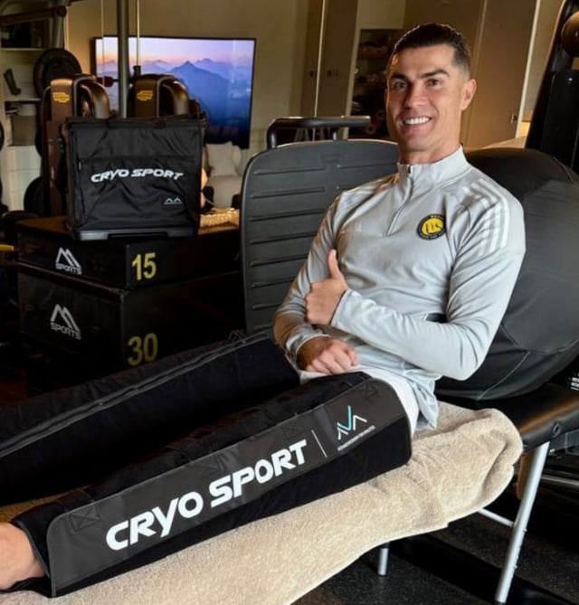 Cristiano Ronaldo undergoing air pressure treatment. /Photo = Cristiano Ronaldo SNS Source