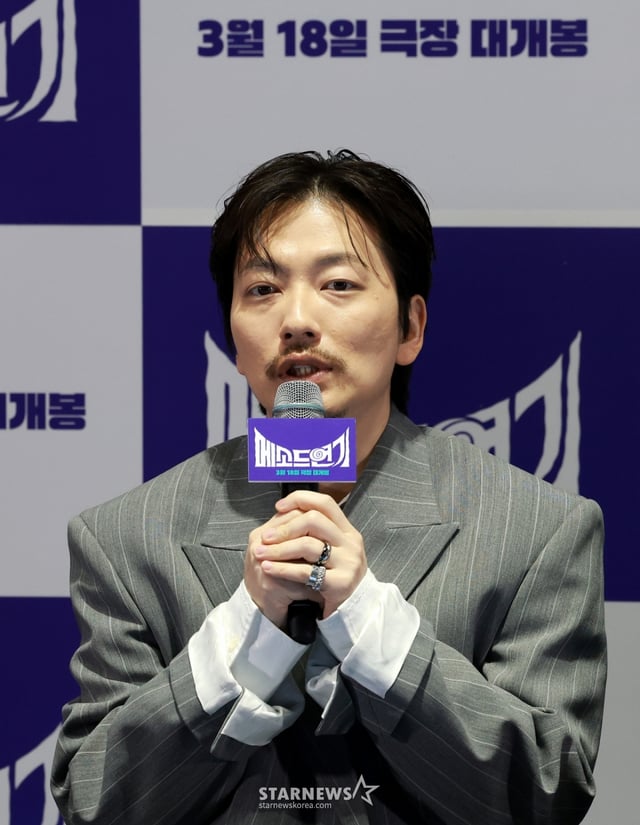 (서울=뉴스1) 이호윤 기자 = 배우 이동휘가 13일 서울 강남구 코엑스 메가박스에서 진행된 영화 ‘메소드연기’ 언론배급시사회에 참석해 인사말을 하고 있다. 영화 ‘메소드연기’는 코미디로 떴지만 코미디가 하기 싫은 웃기는 배우 이동휘가 진정성 있는 연기로 인정받기 위해 역할에 과몰입하면서 벌어지는 이야기를 그린 작품이다. 2026.3.13/뉴스1 Copyright © 뉴스1. All rights reserved. 무단 전재 및 재배포, AI학습 이용 금지. /사진=(서울=뉴스1) 이호윤 기자
