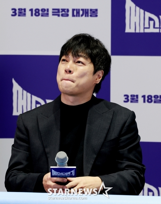 (서울=뉴스1) 이호윤 기자 = 이기혁 감독이 13일 서울 강남구 코엑스 메가박스에서 진행된 영화 ‘메소드연기’ 언론배급시사회에서 취재진 질문에 답변하다 눈물을 보이고 있다. 영화 ‘메소드연기’는 코미디로 떴지만 코미디가 하기 싫은 웃기는 배우 이동휘가 진정성 있는 연기로 인정받기 위해 역할에 과몰입하면서 벌어지는 이야기를 그린 작품이다. 2026.3.13/뉴스1 Copyright © 뉴스1. All rights reserved. 무단 전재 및 재배포, AI학습 이용 금지. /사진=(서울=뉴스1) 이호윤 기자