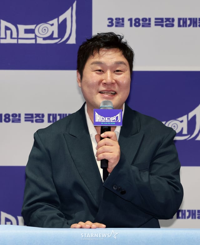 (서울=뉴스1) 이호윤 기자 = 배우 윤경호가 13일 서울 강남구 코엑스 메가박스에서 진행된 영화 ‘메소드연기’ 언론배급시사회에서 인사말을 하고 있다. 영화 ‘메소드연기’는 코미디로 떴지만 코미디가 하기 싫은 웃기는 배우 이동휘가 진정성 있는 연기로 인정받기 위해 역할에 과몰입하면서 벌어지는 이야기를 그린 작품이다. 2026.3.13/뉴스1 Copyright © 뉴스1. All rights reserved. 무단 전재 및 재배포, AI학습 이용 금지. /사진=(서울=뉴스1) 이호윤 기자
