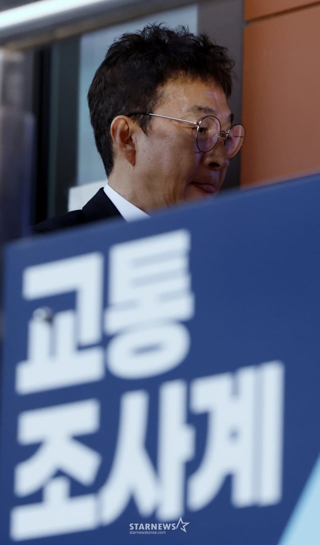 (서울=뉴스1) 박정호 기자 = 음주운전을 시인한 배우 이재룡이 10일 오후 서울 강남경찰서 교통조사계에서 피의자 신분으로 조사를 받고 나오고 있다.  이 씨는 지난 6일 오후 11시쯤 서울 지하철 9호선 삼성중앙역 인근에서 차량을 몰다 중앙분리대를 들이받고 도주한 혐의를 받는다. 2026.3.10/뉴스1  Copyright © 뉴스1. All rights reserved. 무단 전재 및 재배포,  AI학습 이용 금지. /사진=(서울=뉴스1) 박정호 기자