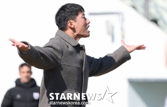 이정효 수원 삼성 감독이 지난 7일 파주스타디움에서 열린 2026 하나은행 K리그2 2라운드에서 선수들에게 소리치며 지시를 내리고 있다. /사진=김진경 대기자