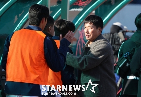 경기 후 선수들을 격려하는 이정효 감독. /사진=김진경 대기자