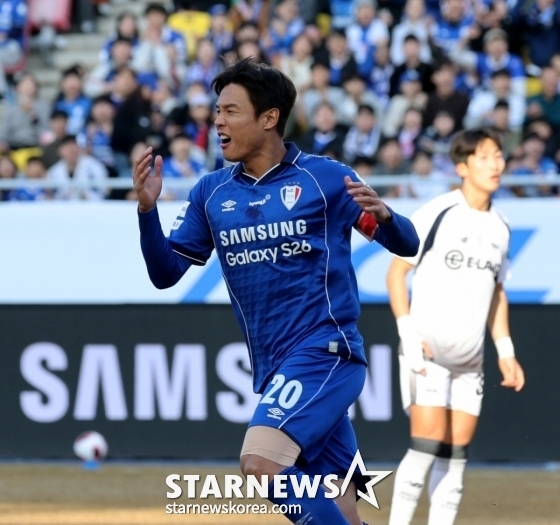 수원 삼성 주장 홍정호. /사진=강영조 선임 기자