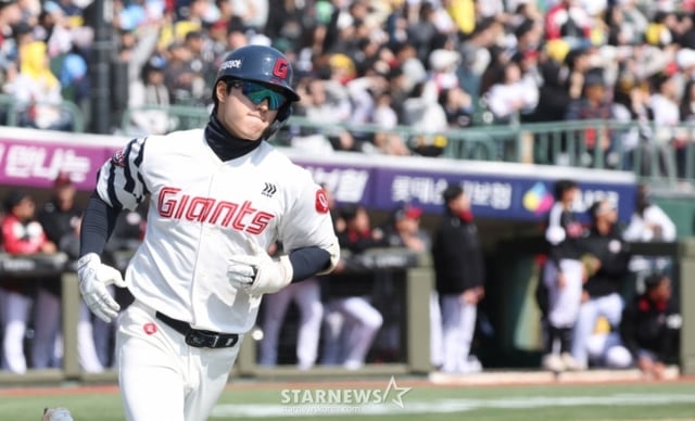 2026 신한 SOL Bank KBO리그 시범경기 롯데 자이언츠 대 LG 트윈스 경기가 14일 부산 사직야구장에서 열렸다. 롯데 한태양이 3회말 2사 2루에서 동점 좌월 2점 홈런을 날리고 다이아몬드를 돌고 있다. /사진=김진경 대기자