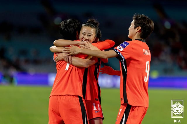 한국 여자 국가대표팀 선수들이 2026 아시아축구연맹(AFC) 호주 아시안컵 8강전 우즈베키스탄을 상대로 득점 후 함께 포옹하고 있다. /사진=대한축구협회(KFA) 제공