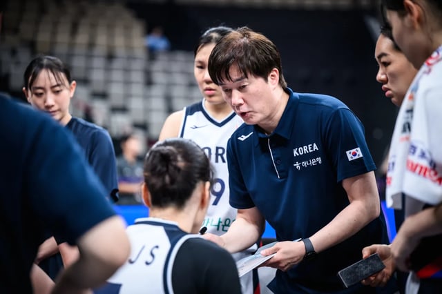 박수호 여자농구대표팀 감독이 작전 지시하고 있다. /사진=대한민국농구협회 제공