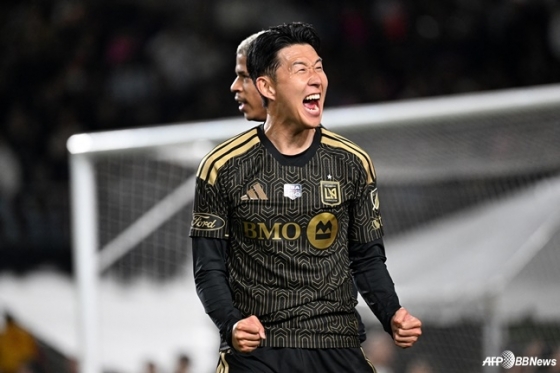 Son Heung-min roars at the LA Memorial Coliseum in LA, California on the 22nd to score the first goal of LAFC in the first round of the U.S. Major League Soccer (MLS). /AFPBBNews=News1