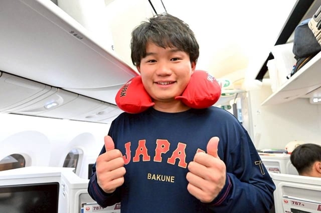 Shota Morissita is taking a commemorative photo on a chartered plane. /Photo = Official SNS of the Japanese national baseball team