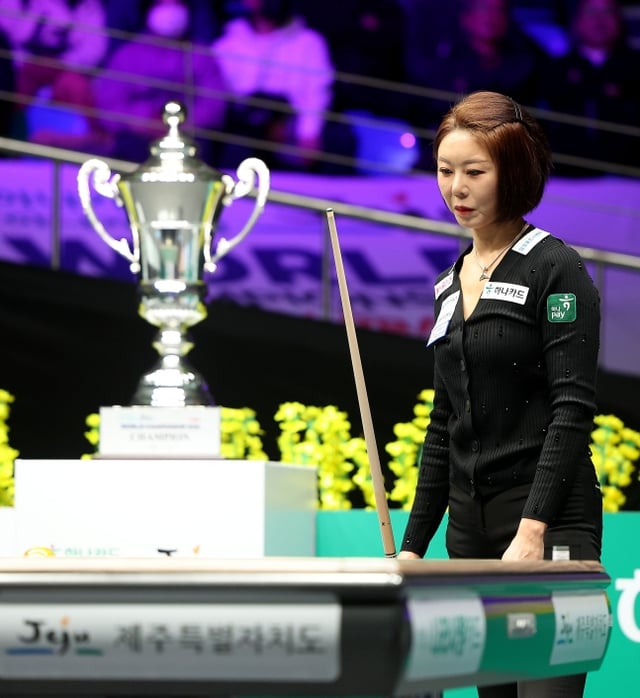 김가영이 15일 제주특별자치도 제주시 한라체육관에서 열린 2025~2026시즌 왕중왕전 '하나카드 하나캐피탈 LPBA 월드챔피언십' 결승에서 득점 루트를 고민하고 있다.  /사진=PBA 투어 제공