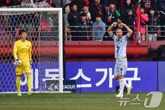 15일 오후 포항스틸러스에서 열린 프로축구 하나은행 K리그1 2026 포항스틸러스와 인천유나이티 FC의 경기 전반 인천 무고사가 선취골을 넣은 후 세리머니를 하고 있다. /사진=뉴스1
