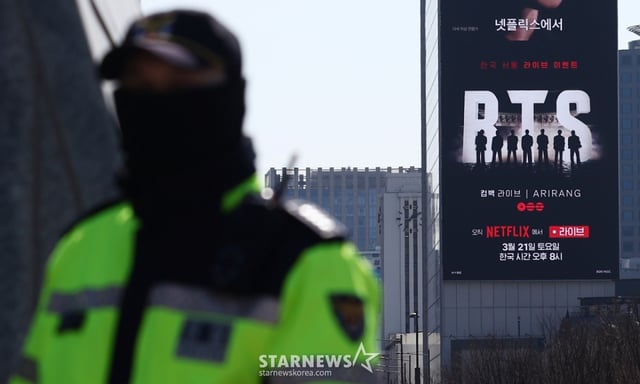 (서울=뉴스1) 김민지 기자 = 경찰이 오는 21일 열리는 방탄소년단(BTS) 컴백 공연을 앞두고 중동 상황 등 국제 정서 악화에 따른 테러 발생 가능성을 차단하기 위해 경찰특공대 등 가용 경력을 최대 동원한다.  13일 서울경찰청에 따르면 행사장 내로 차량이 돌진할 가능성을 대비해 도로에 경찰 버스와 물통형 바리케이드 등을 설치하고, 행사장 내 위험 물품 반입을 대비해 관람객 출입구 30곳에 문형 금속탐지기를 설치할 예정이다.  사진은 이날 오후 서울 광화문광장에서 경찰이 근무를 서는 모습. 2026.3.13/뉴스1  Copyright © 뉴스1. All rights reserved. 무단 전재 및 재배포,  AI학습 이용 금지. /사진=(서울=뉴스1) 김민지 기자