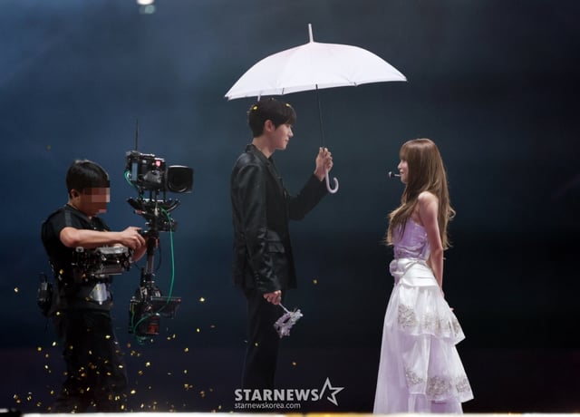 배우 추영우와 가수 예나가 6일 가오슝 내셔널 스타디움에서 진행된 스타뉴스 주최 '10주년 아시아 아티스트 어워즈 2025(10th Anniversary Asia Artist Awards 2025, '10주년 AAA 2025')에서 멋진 무대를 선보이고 있다. 2025.12.06 /사진=임성균 tjdrbs23@