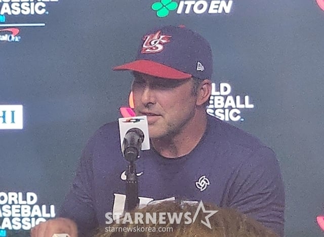 試合を終えたマーク·デロサ監督。 /写真=朴スジン記者