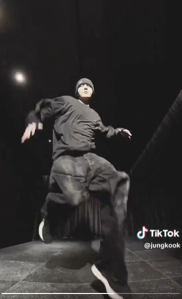 ジョングクのTikTokダンス映像 