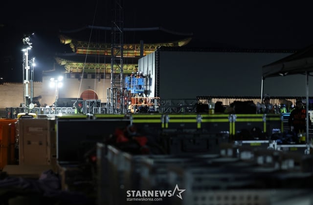 [서울=뉴시스] 김진아 기자 = 방탄소년단(BTS)의 서울 광화문광장 컴백 공연을 닷새 앞둔 16일 서울 종로구 광화문광장에서 무대 설치 작업이 진행되고 있다. 2026.03.16. bluesoda@newsis.com /사진=김진아