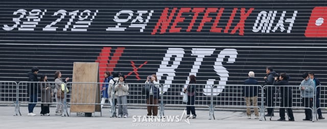 (서울=뉴스1) 안은나 기자 = BTS(방탄소년단) 컴백 라이브 ARIRANG(아리랑)을 앞둔 16일 서울 종로구 광화문 광장이 무대 설치로 통제된 가운데 팬들이 이를 촬영하고 있다. 2026.3.16/뉴스1 Copyright © 뉴스1. All rights reserved. 무단 전재 및 재배포, AI학습 이용 금지. /사진=(서울=뉴스1) 안은나 기자