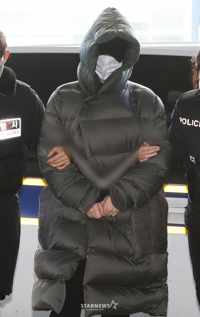 (안양=뉴스1) 김영운 기자 = 마약 혐의로 경찰 수사 대상에 오른 상황에서 해외로 도피했다가 체포된 남양유업 창업주의 외손녀 황하나 씨가 26일 경기 안양시 동안구 수원지방법원 안양지원에서 열린 구속 전 피의자 심문(영장실질심사)에 출석하고 있다. (공동취재) 2025.12.26/뉴스1 Copyright © 뉴스1. All rights reserved. 무단 전재 및 재배포, AI학습 이용 금지. /사진=(안양=뉴스1) 김영운 기자